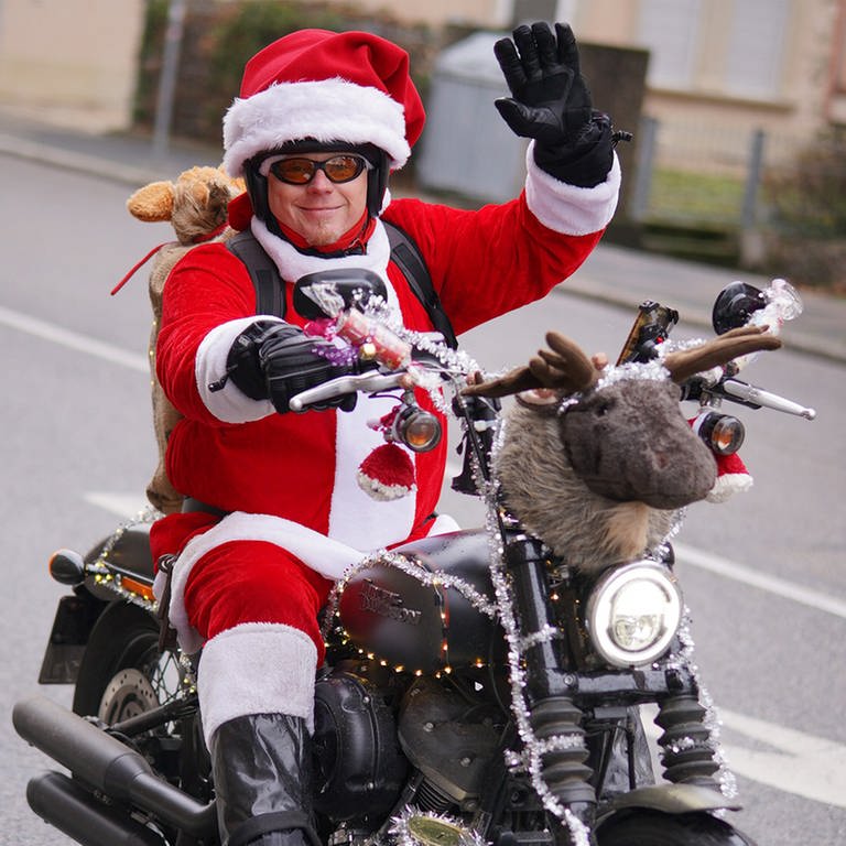 Patrick Kuntz fährt in seinem Nikolauskostüm auf seiner Harley Davidson über die Straßen. 
