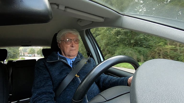 99-jähriger Senior sitzt am Steuer eines Autos