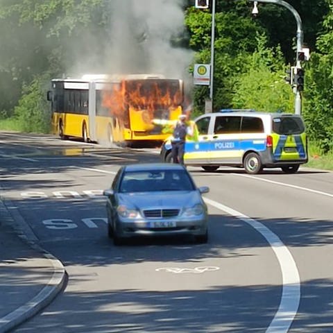  Ein Bus der SSB brennt in Stuttgart-Lederberg.