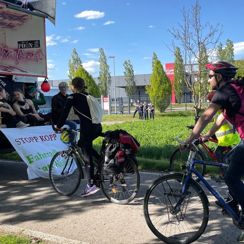 Fahrradfahrer der Demonstration "Stopp Kopp" auf dem Weg zum Verlagssitz Kopp (Foto: SWR)