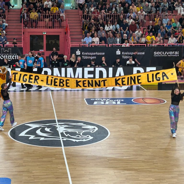 Ein Banner in der Paul-Horn-Arena in Tübingen mit der Aufschrift: "Tiger-Liebe kennt keine Liga." Die Basketballer der Tigers Tübingen steigen in die zweite Basketball-Bundesliga ab. Von den Fans gibt es Rückendeckung.