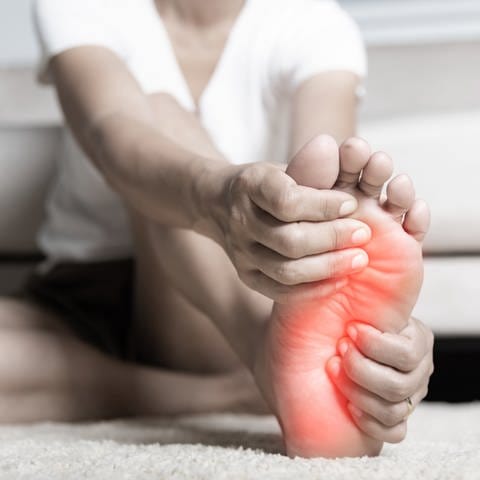 Brennende rote Füße (Symbolbild): Brennende Schmerzen an der Fußsohle, Muskelkrämpfe in den Waden, Stiche in den Oberschenkeln: 3,5 bis 5,5 Millionen Menschen in Deutschland leiden unter solchen Symptomen. Ursache kann eine Polyneuropathie sein, eine Erkrankung der Nerven.