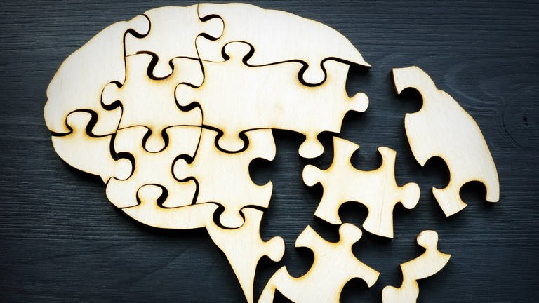 Eine Gehirnform aus Puzzles als Symbol für psychische Gesundheit und Gedächtnisprobleme.