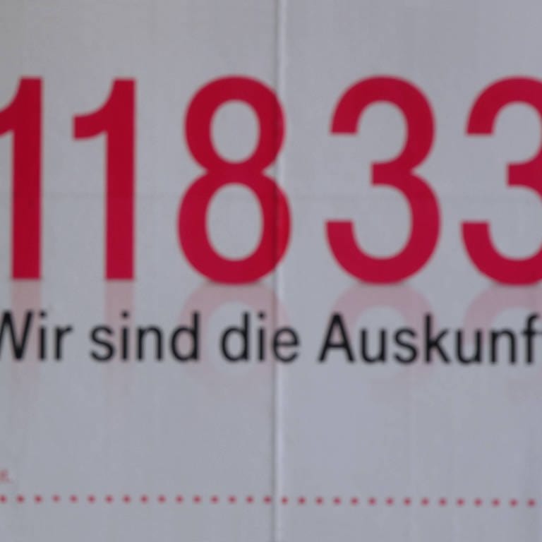 Plakat mit der Telekom-Auskunftsnummer 11833 